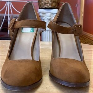 Size 10 used mix no. 6 suede shoe. Good and clean.